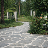 /images/teaser/small-kavalan-harmaa-liuskekivi-portti.png